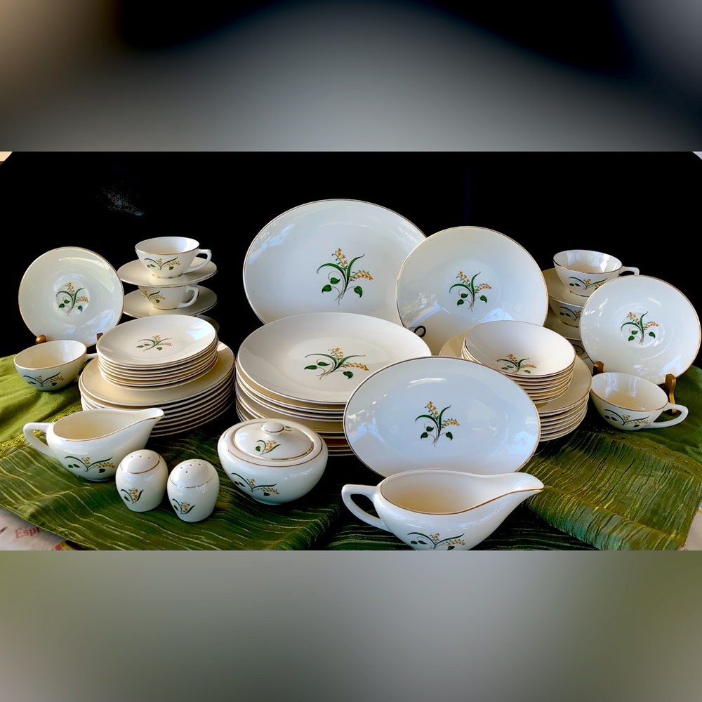 Beautiful 64 Piece Vintage Edwin Knowles 1950’s  China set, Excellent Condition!